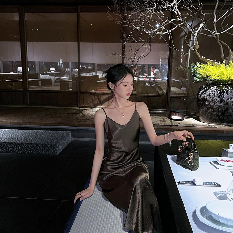 高级醋酸缎面吊带连衣裙女夏2025年新款设计感小众外穿过膝长裙子