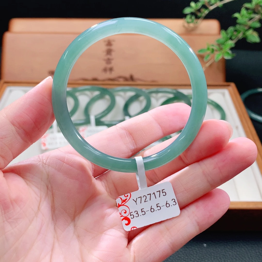 未镶嵌手镯（圆镯）翡翠