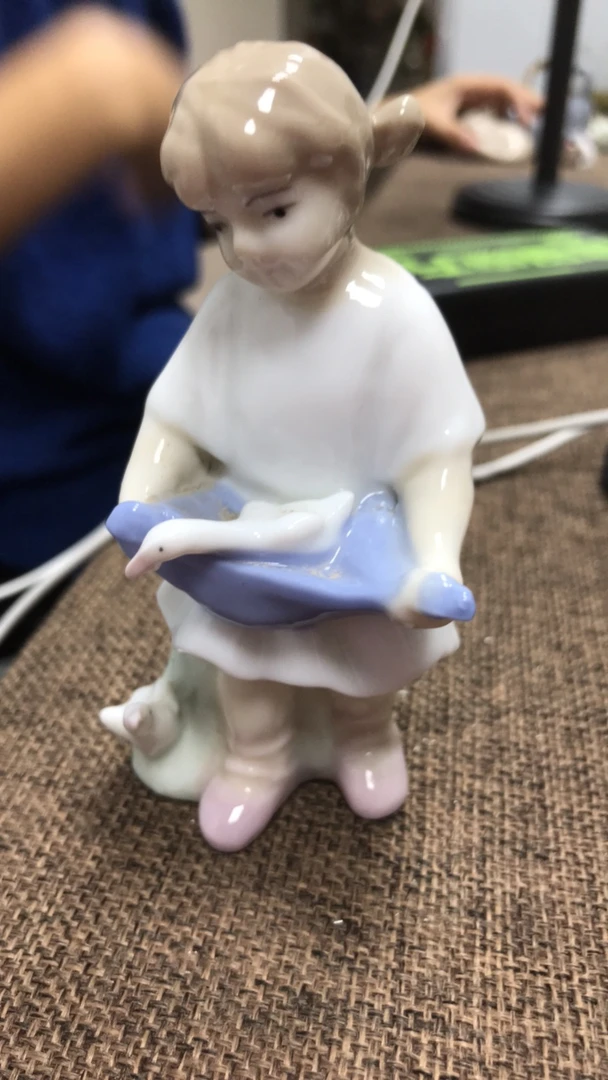 雅致同款抱鹅女孩 高8厘米左右
