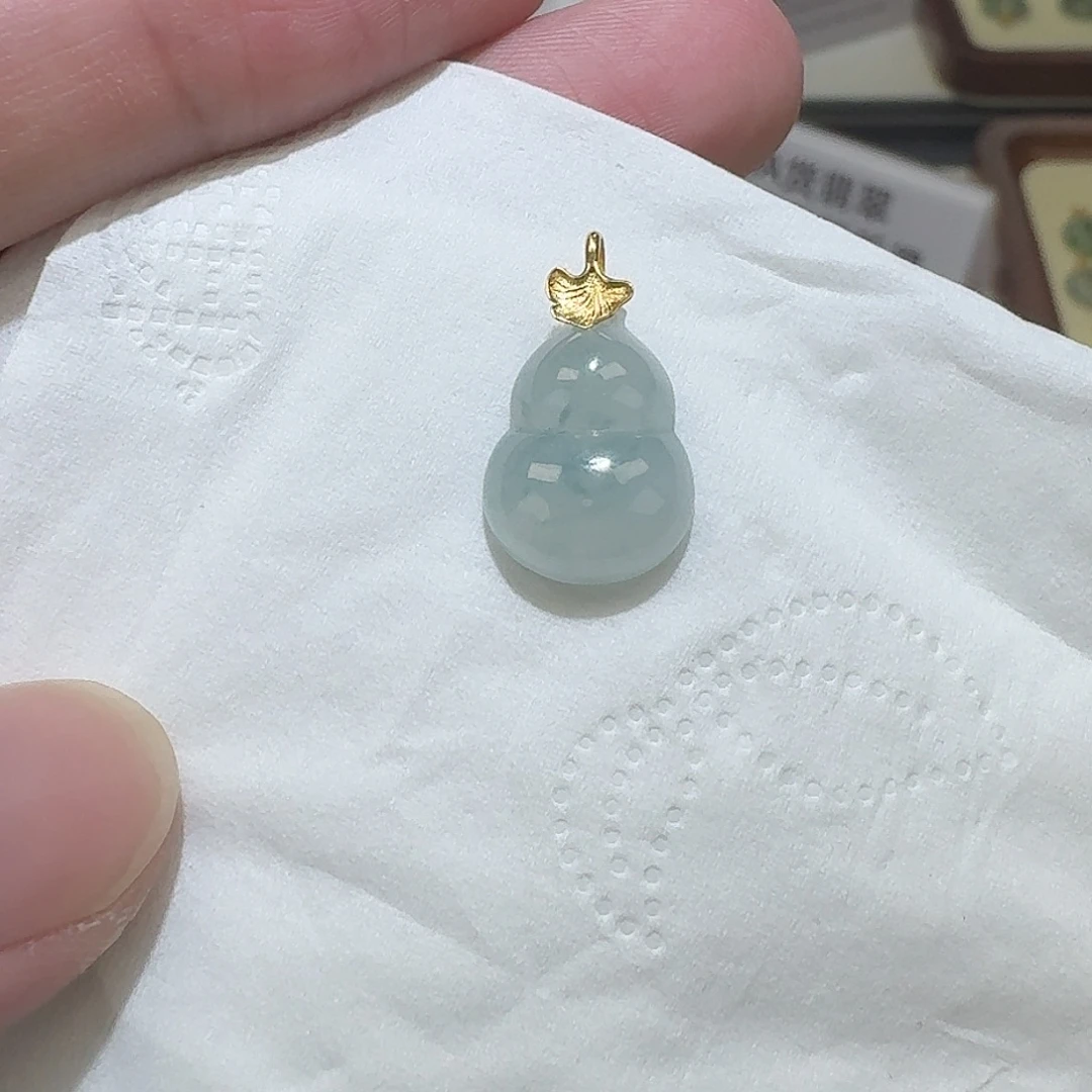 翡翠18K金镶嵌颈饰葫芦