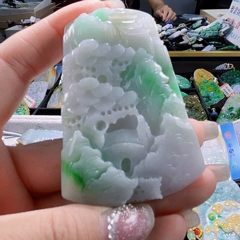 翡翠未镶嵌颈饰一个