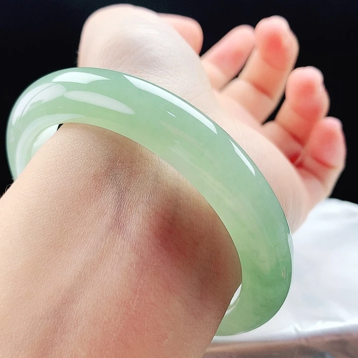 翡翠手镯未镶嵌55圈