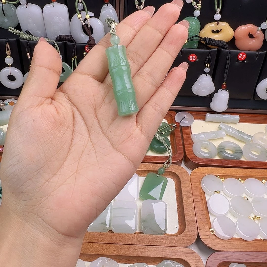 石英质玉未镶嵌颈饰七**?