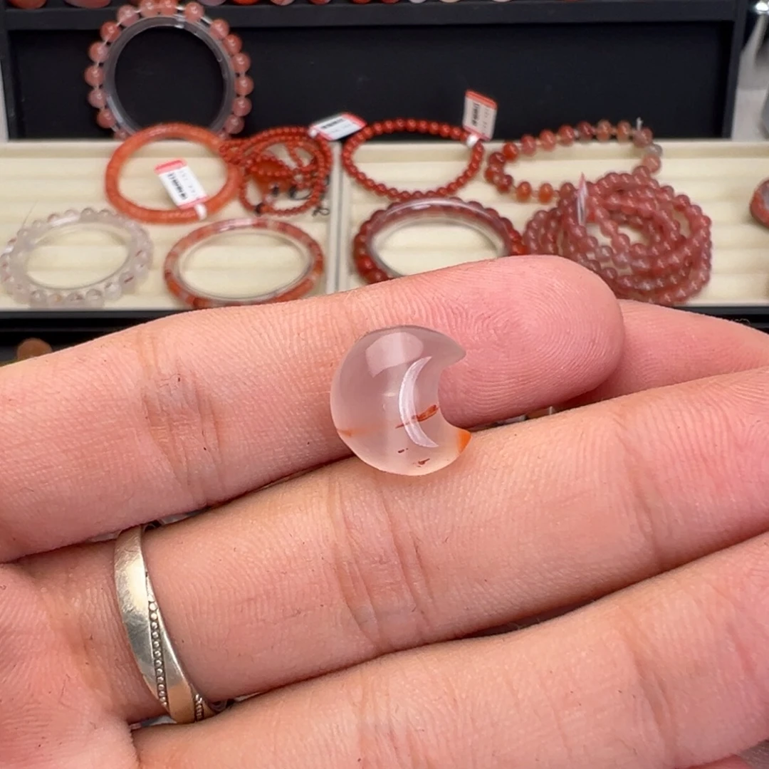 南红玛瑙未镶嵌颈饰月亮