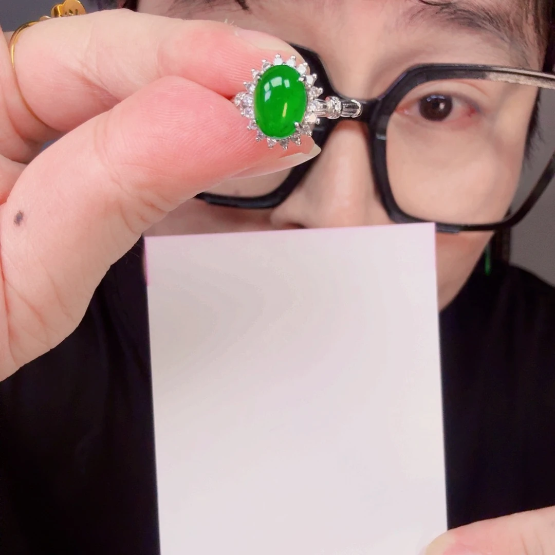翡翠未镶嵌颈饰一件