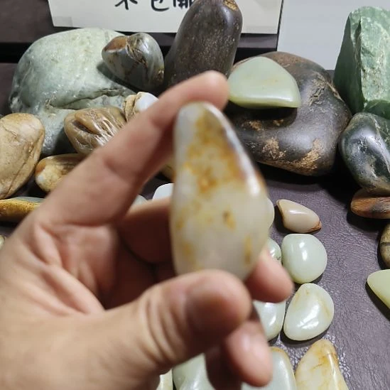 未镶嵌和田玉（糖玉）摆件