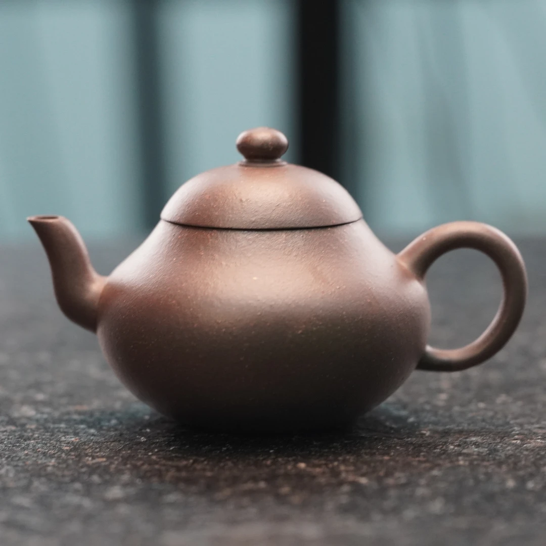 20694 摹古款 紫泥摹古嘉道梨形壶 130cc