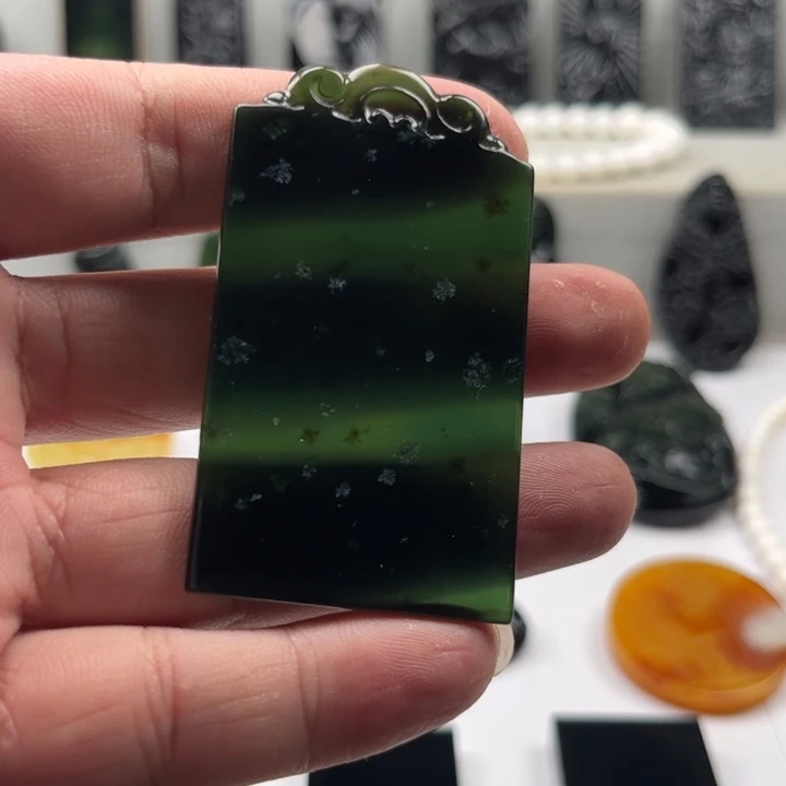 招***青未镶嵌蛇纹石玉颈饰