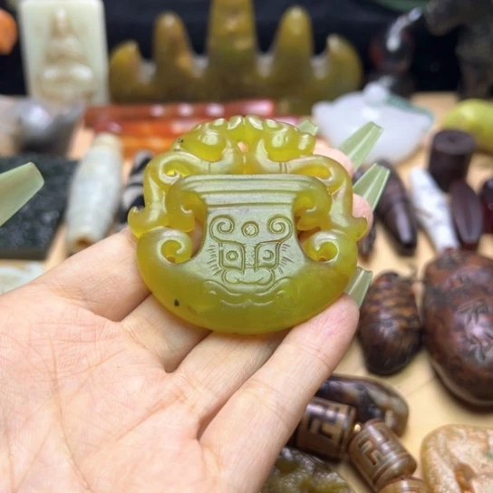蛇纹石玉未镶嵌颈饰