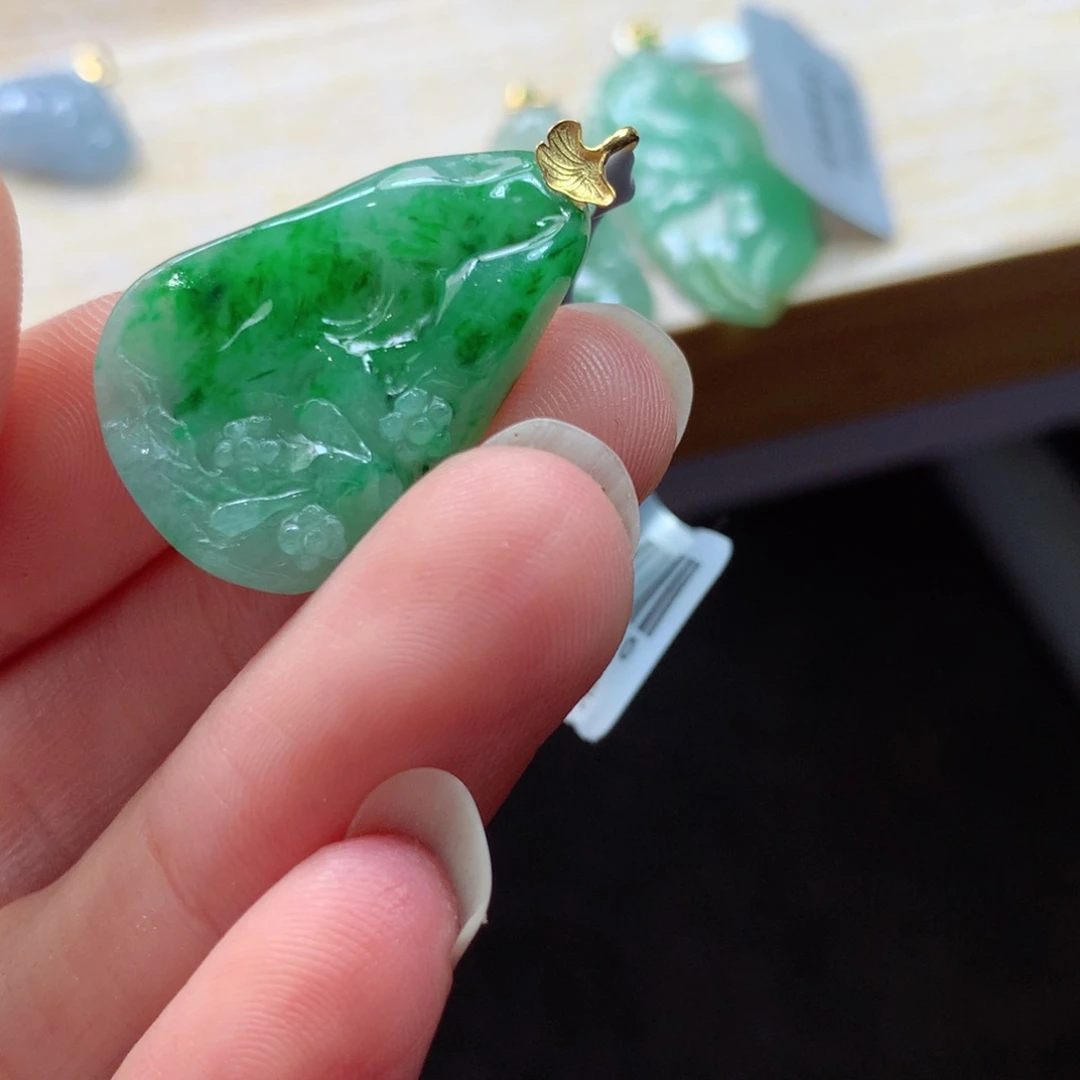 翡翠18K金镶嵌颈饰吊坠