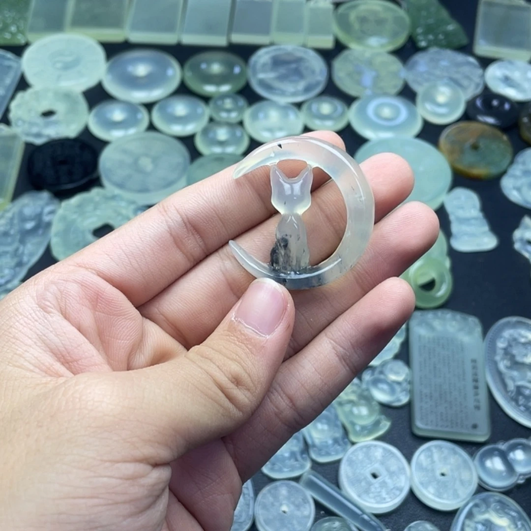 岫玉未镶嵌颈饰月亮猫