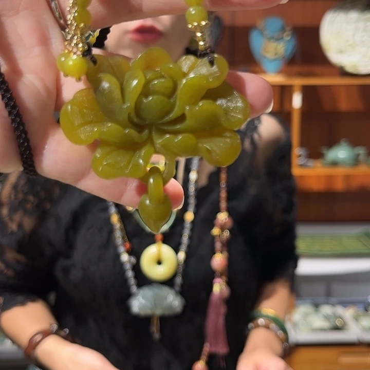 足铂镶嵌岫玉毛衣链