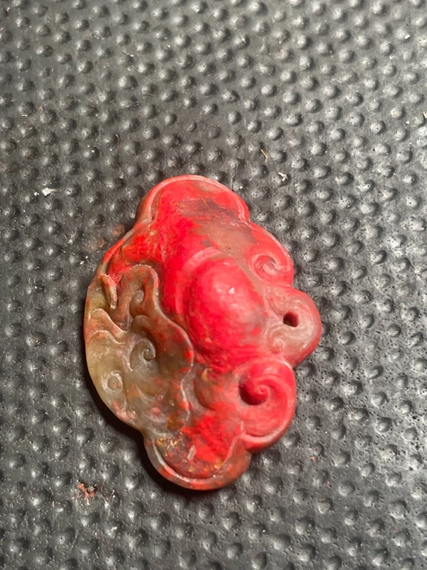 昌化鸡血石挂件。
