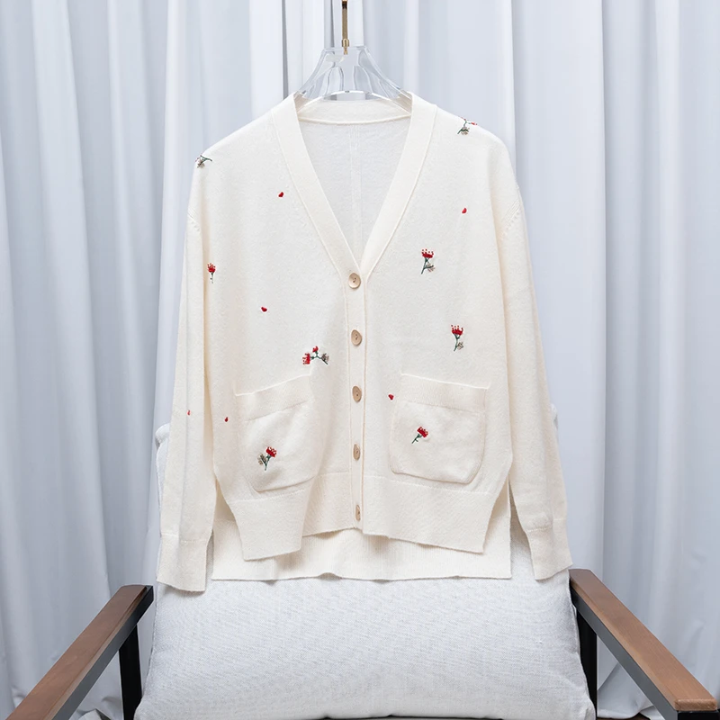 南油大嘴-纯色手工刺绣花卉工艺V领毛针织衫长袖上衣