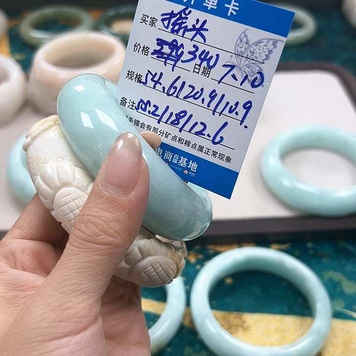 摇***闭石英质玉手镯未镶嵌