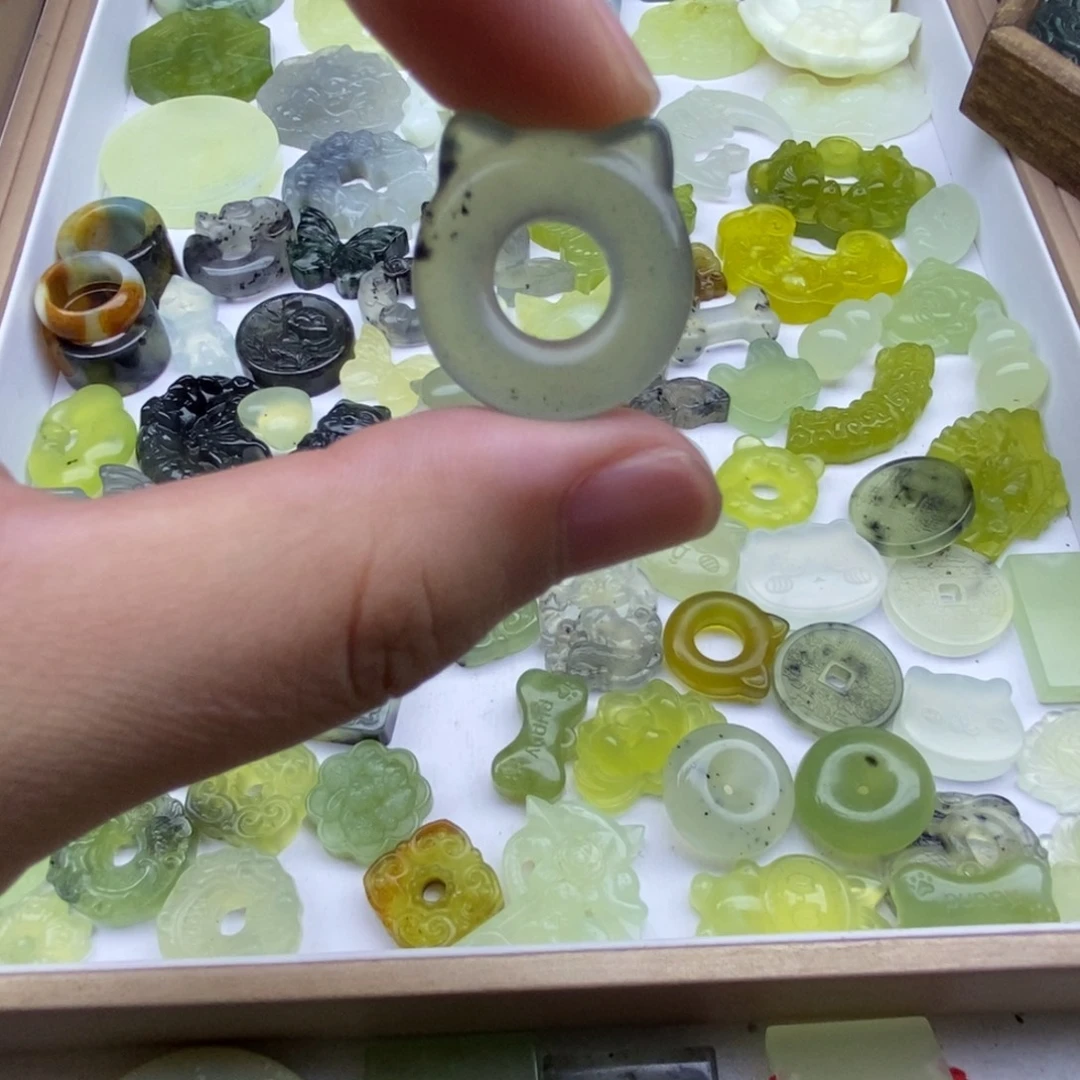 蛇纹石玉未镶嵌颈饰