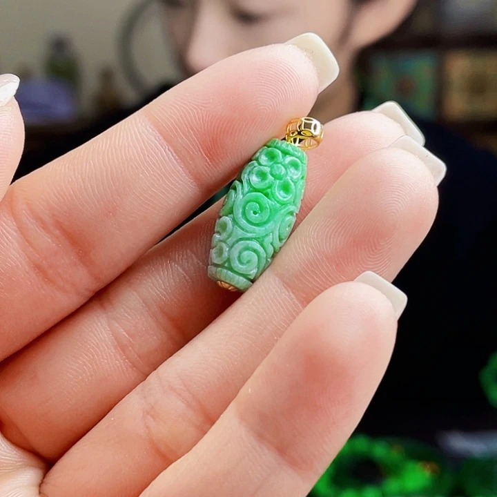 翡翠18K金镶嵌颈饰多样性