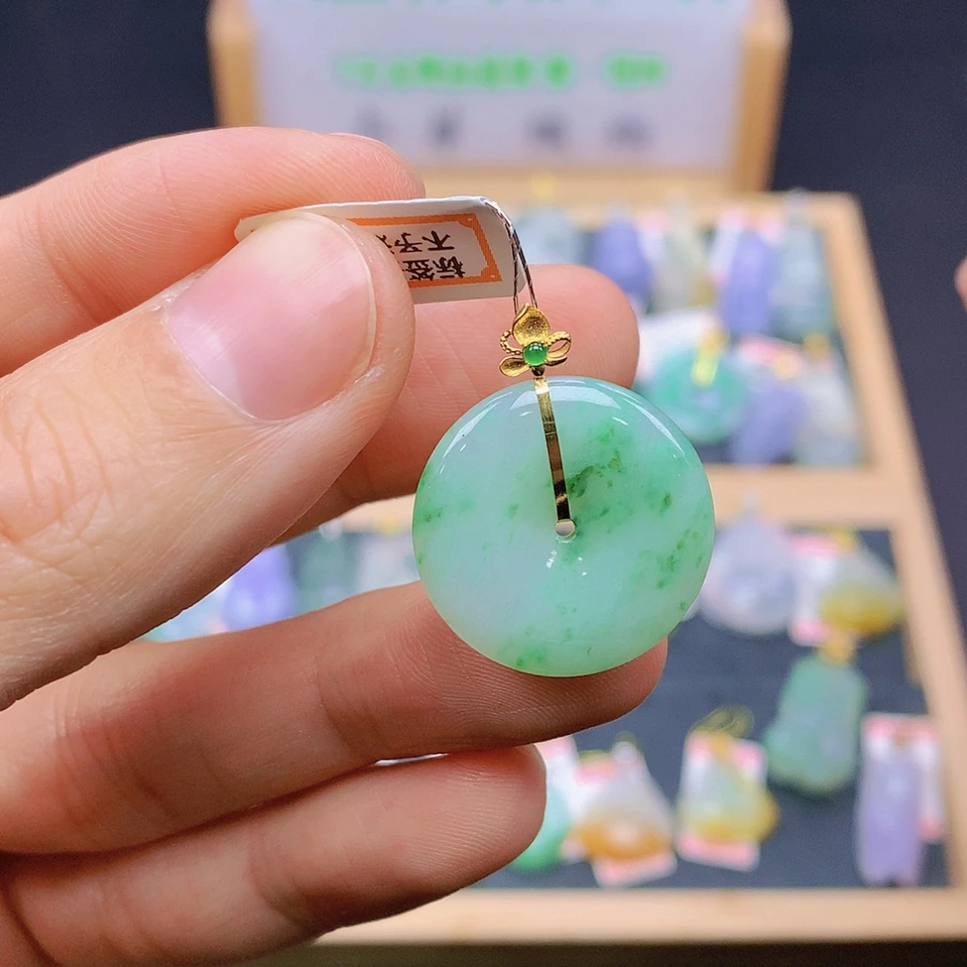 翡翠18K金镶嵌颈饰翡翠