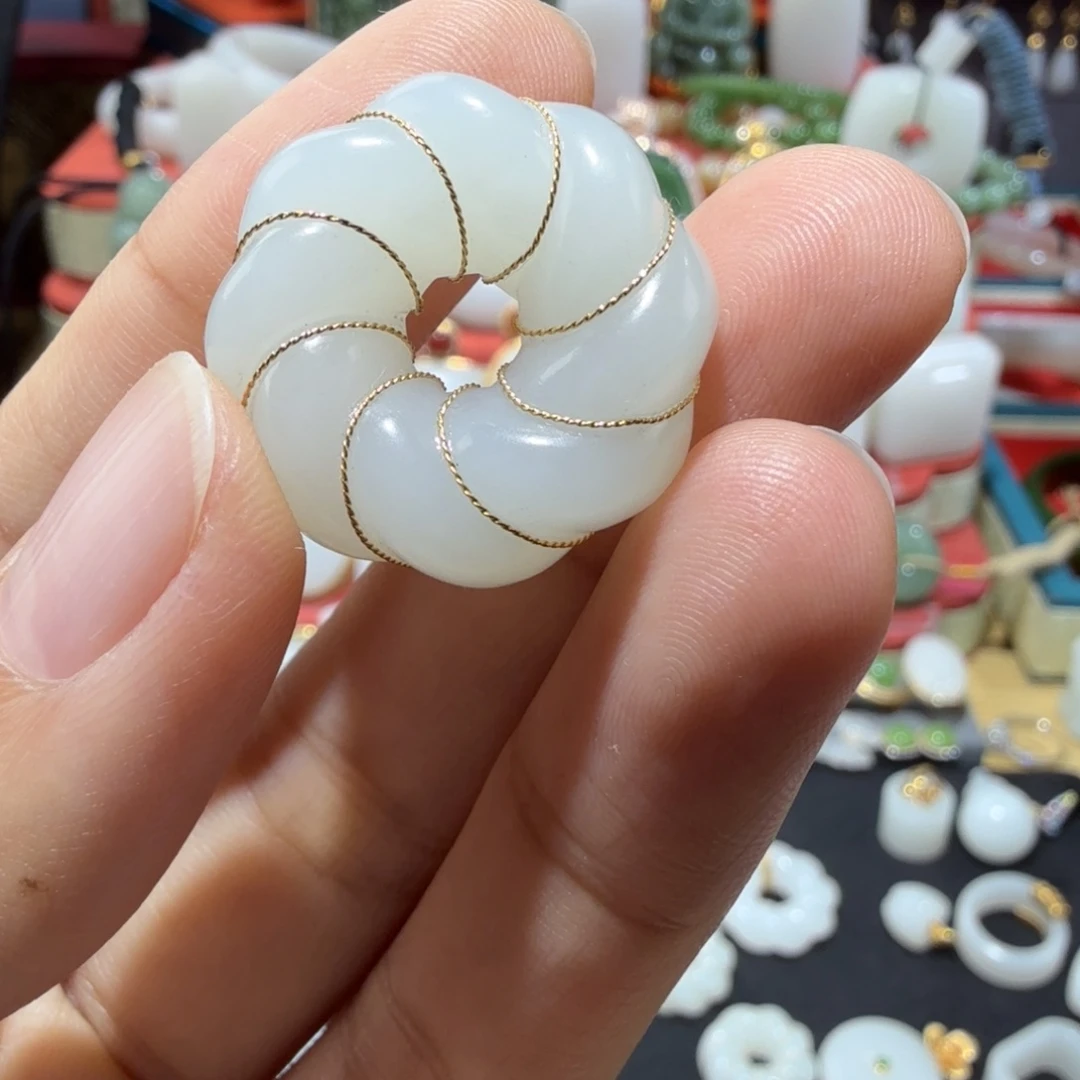 和田玉18K金镶嵌颈饰