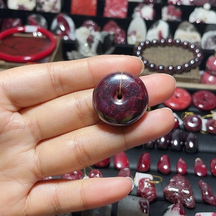 天然辰砂原矿乌砂平安扣33克