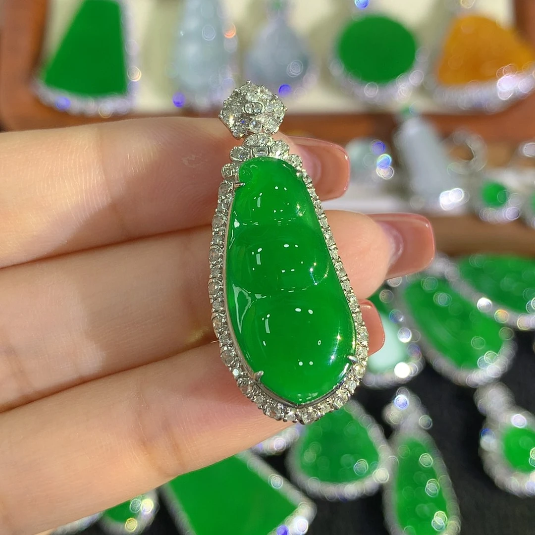 颈饰18K金镶嵌翡翠豆子