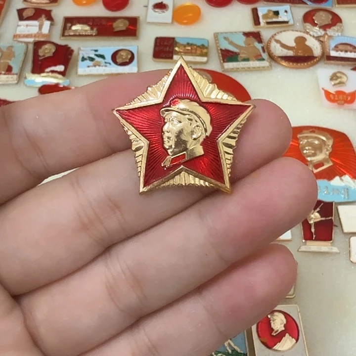 铝往**缘毛爷爷像章