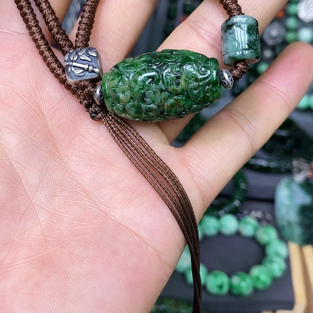 颈饰未镶嵌翡翠漂亮美眉