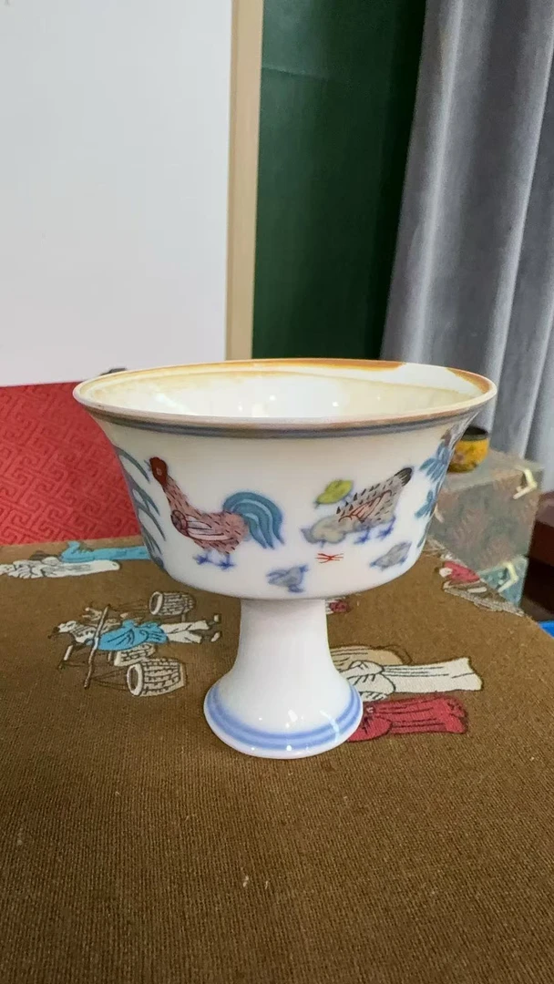 振中珍藏斗彩绘画鸡图高足杯