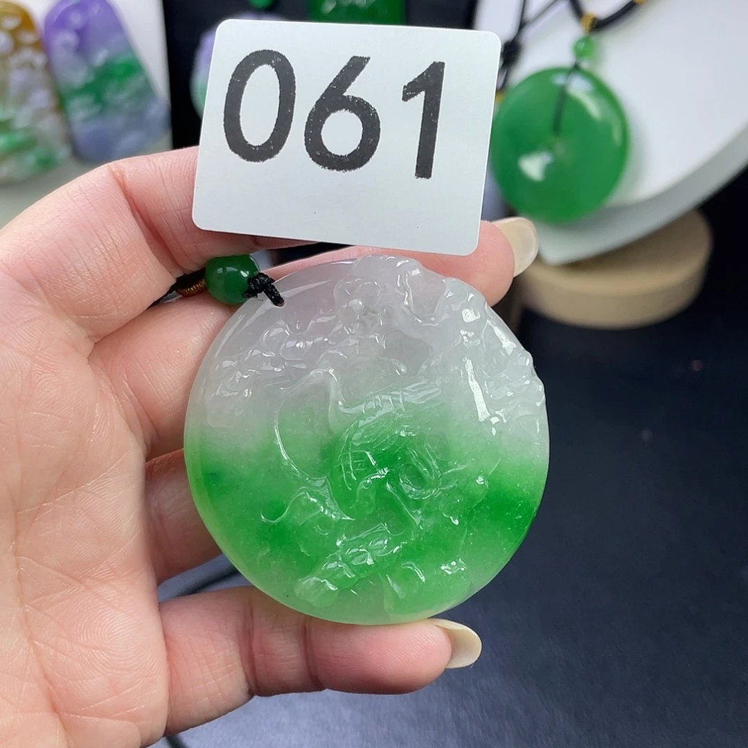 翡翠未镶嵌吊坠(赠链)