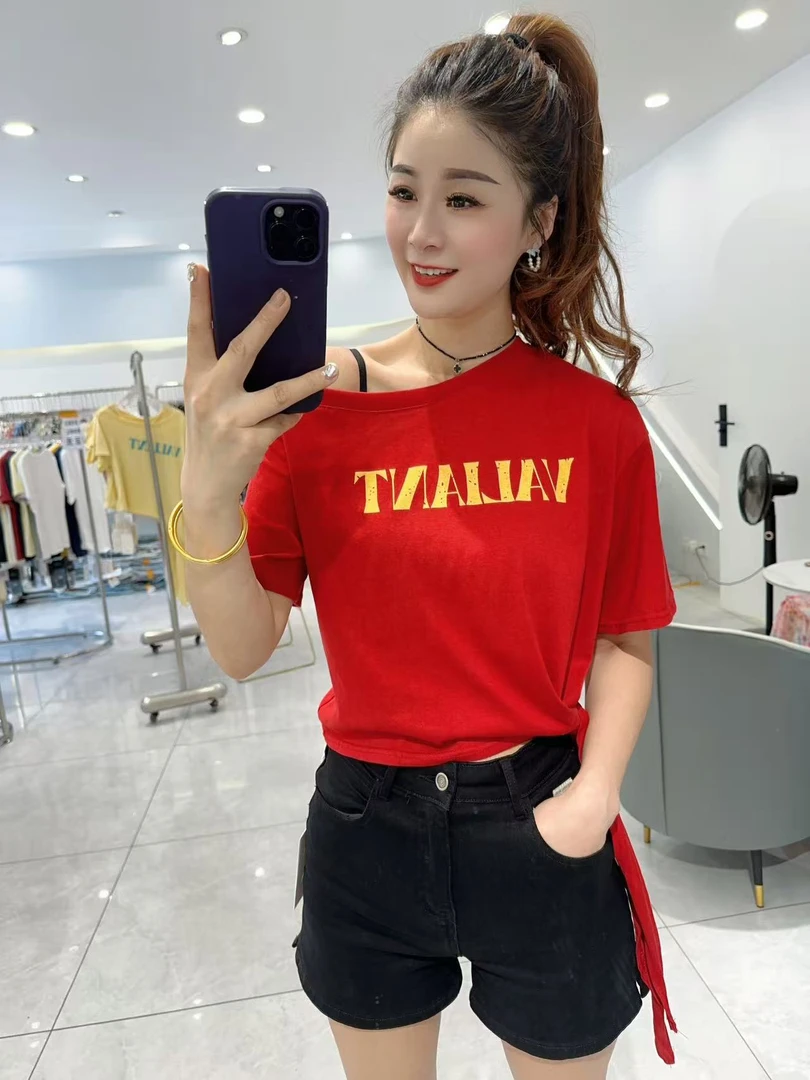 斜肩字母腰上可系蝴蝶结体恤