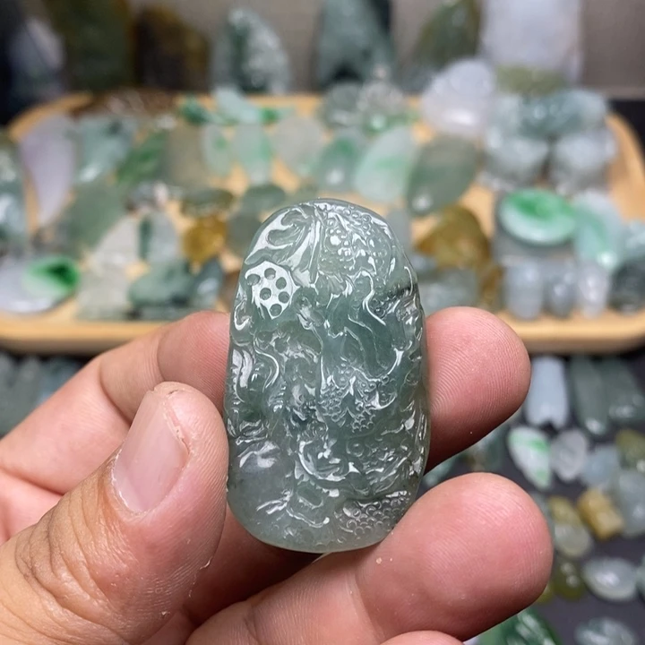 翡翠未镶嵌颈饰龙