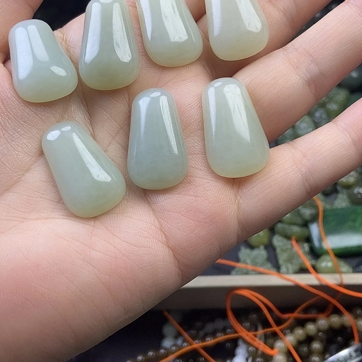 和田玉未镶嵌颈饰随机发一加绳子