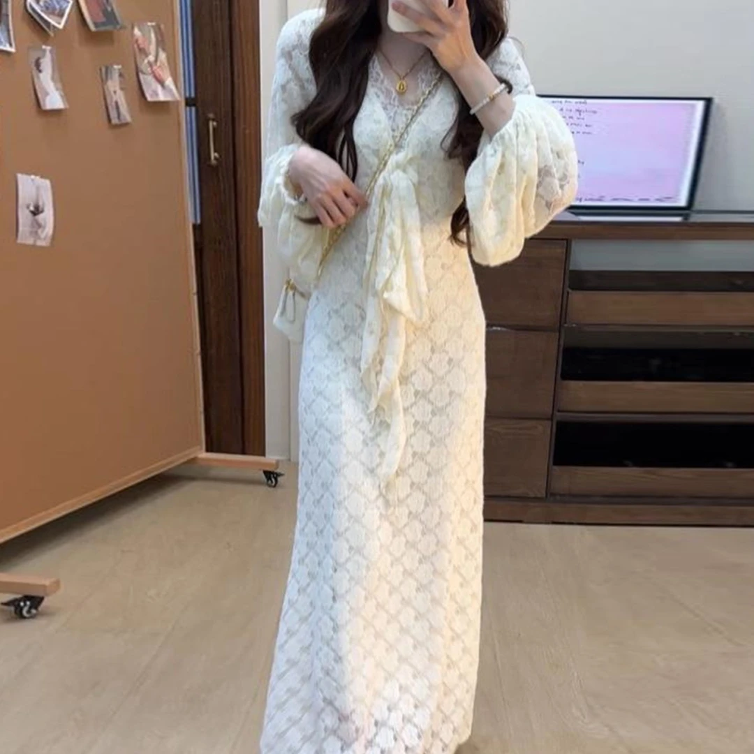 2025新款法式高级感白色连衣裙子女秋冬季配大衣收腰内搭蕾丝长裙