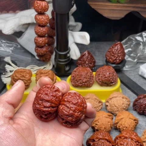 梁****文玩核桃吊坠血麒麟