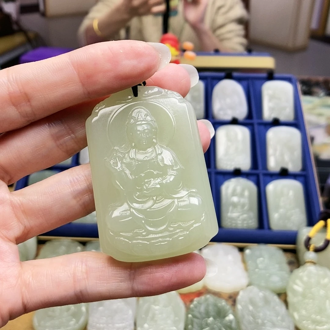 和田玉颈饰未镶嵌边**?