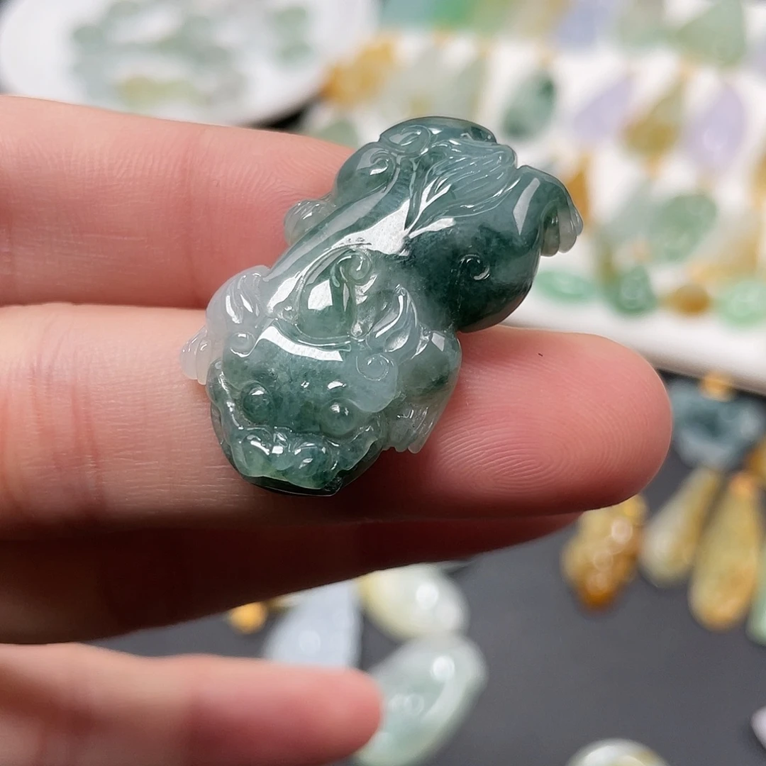 翡翠未镶嵌颈饰貔貅