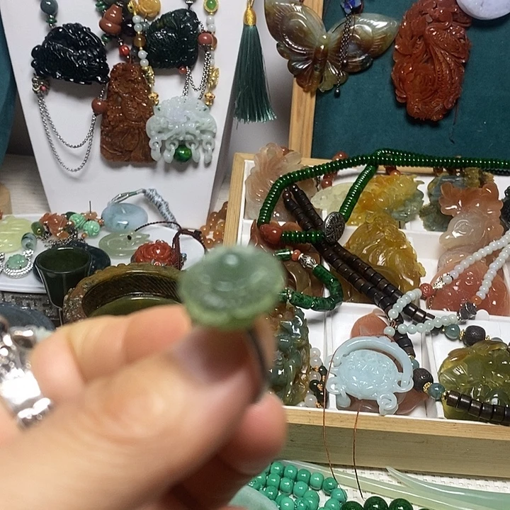 翡翠未镶嵌吊坠(赠链)