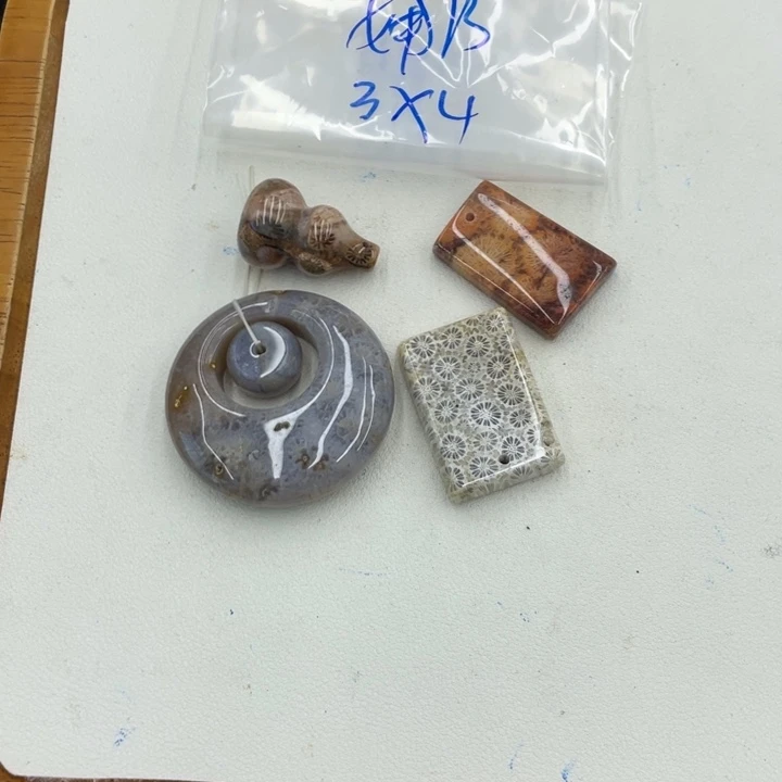 娜***作硅化珊瑚（珊瑚玉）合金颈饰