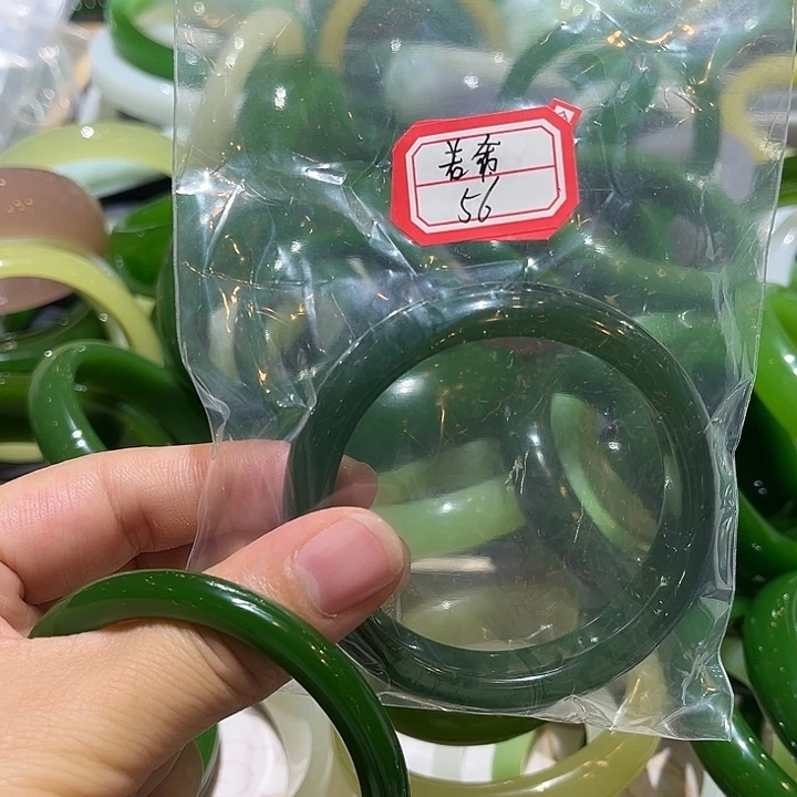 若***曦未镶嵌手镯和田玉