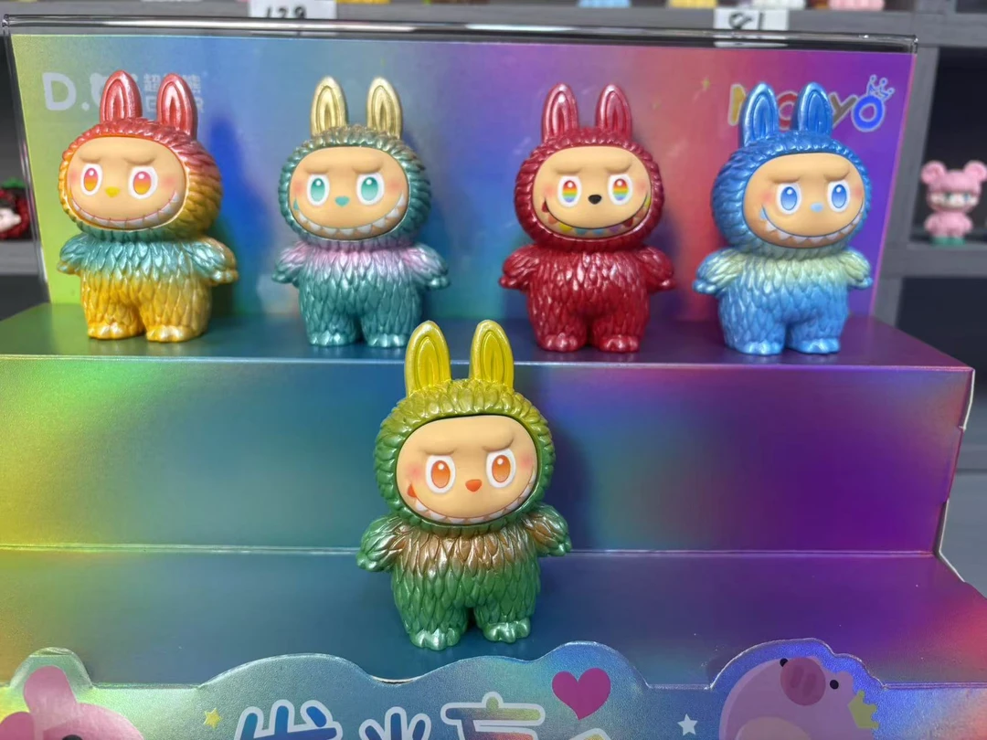 渐变色大号labubu潮玩办公小摆件
