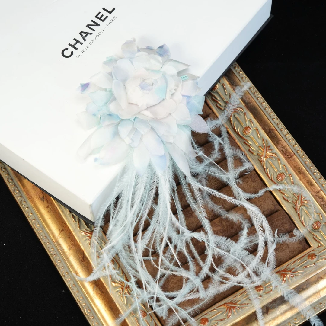 95新 Chanel/香奈儿 柚礼中古/香奈儿羽毛山茶花胸针NP509018