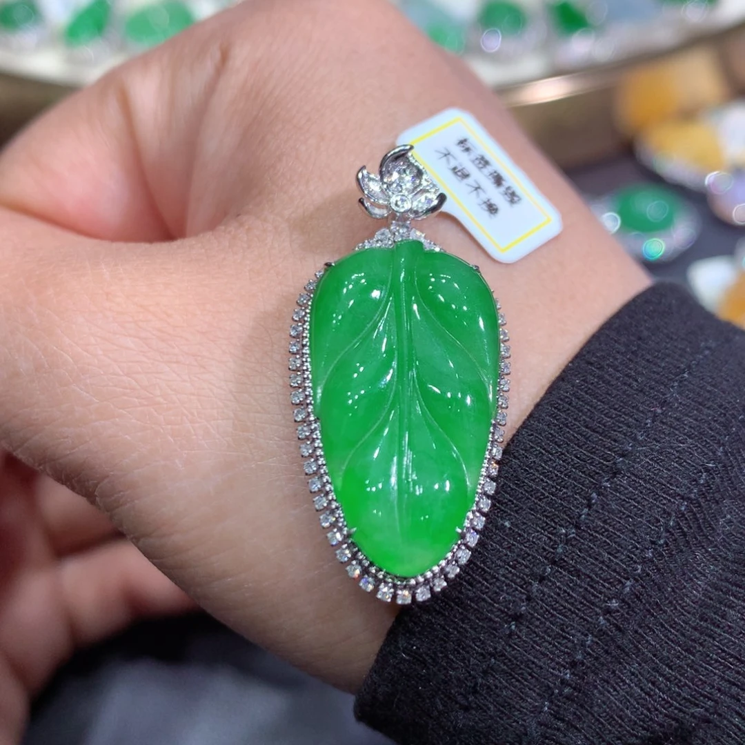 翡翠吊坠(赠链)18K金镶嵌