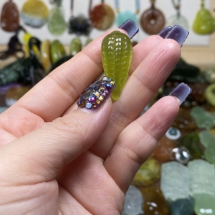 蛇纹石玉吊坠未镶嵌