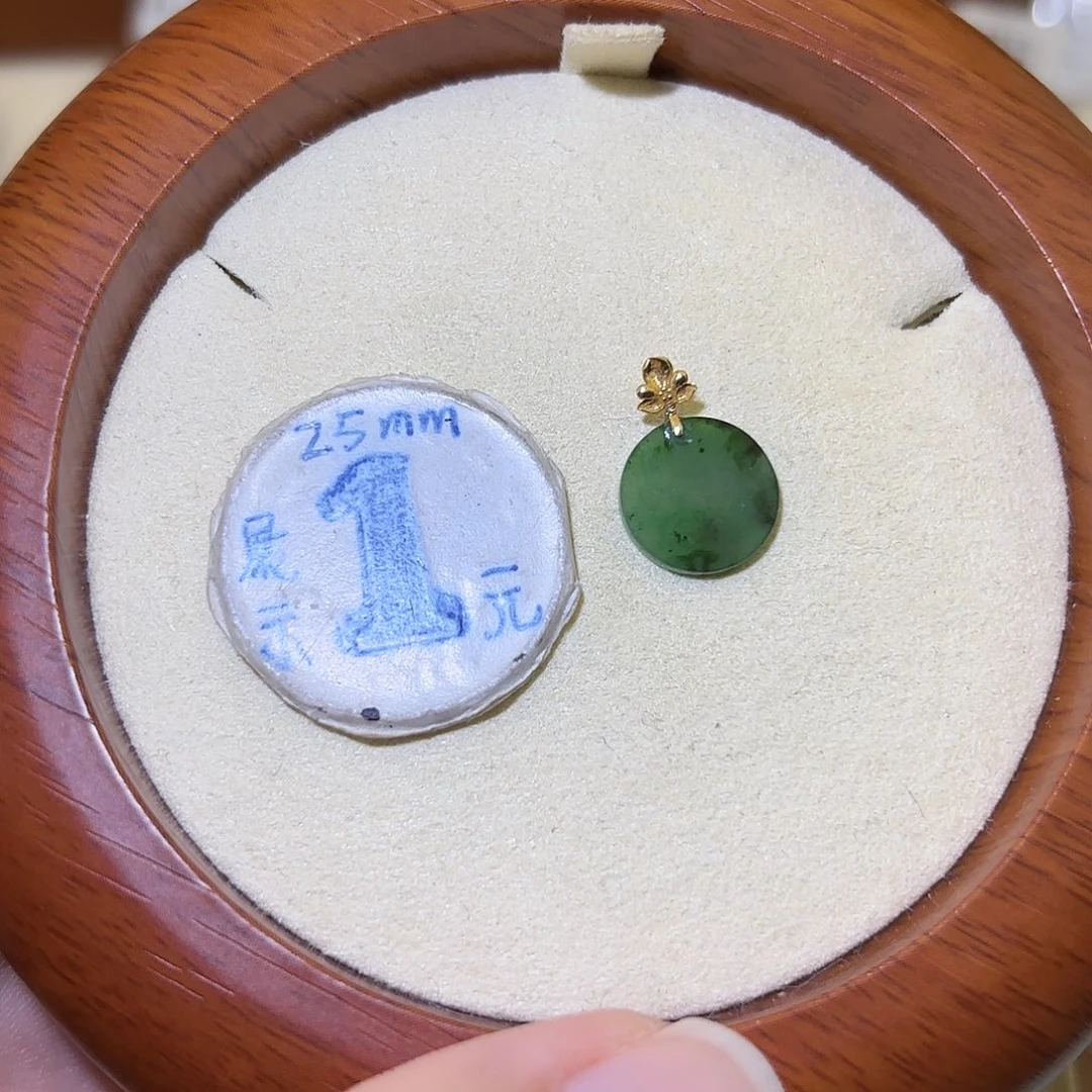 翡翠18K金镶嵌颈饰无事牌