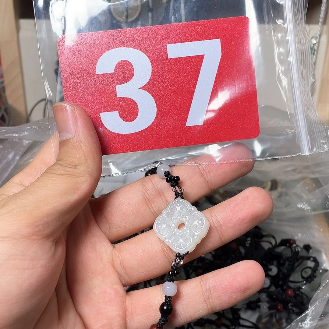 蛇纹石玉颈饰合金