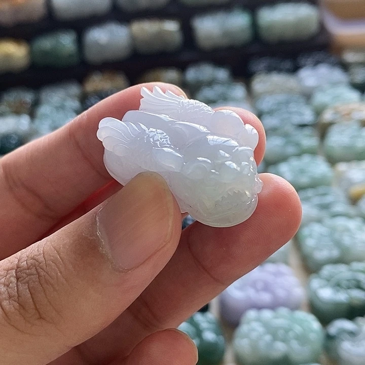 翡翠未镶嵌颈饰德****化貔貅