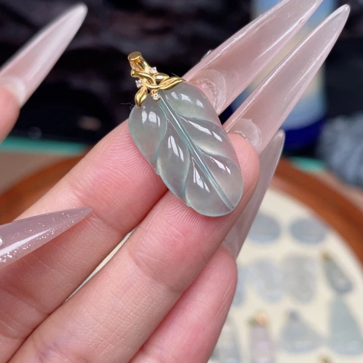 翡翠18K金镶嵌颈饰