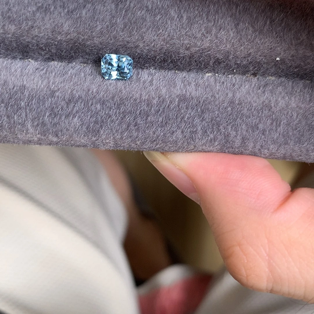 裸石尖晶石1.27 无烧 电光蓝