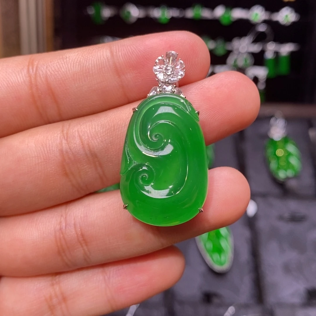 颈饰18K金镶嵌翡翠天然翡翠