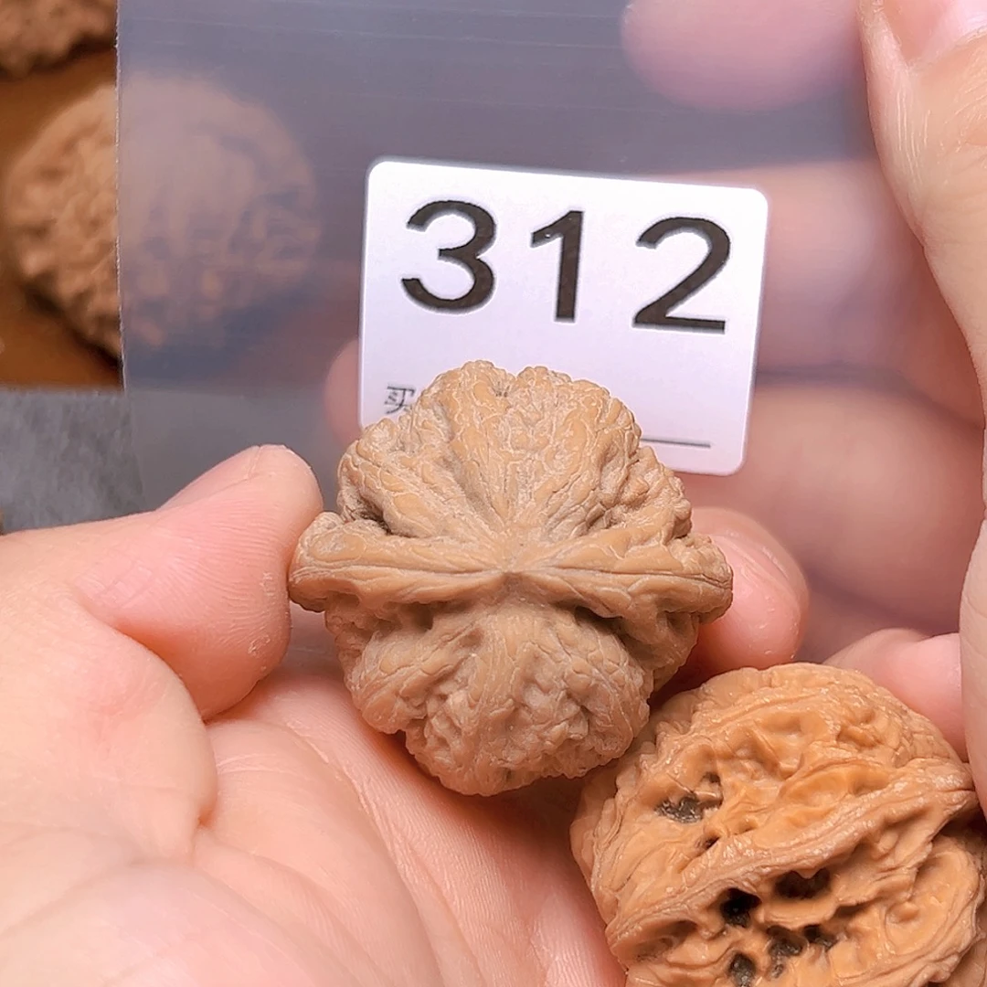 文玩核桃吊坠40大粗筋